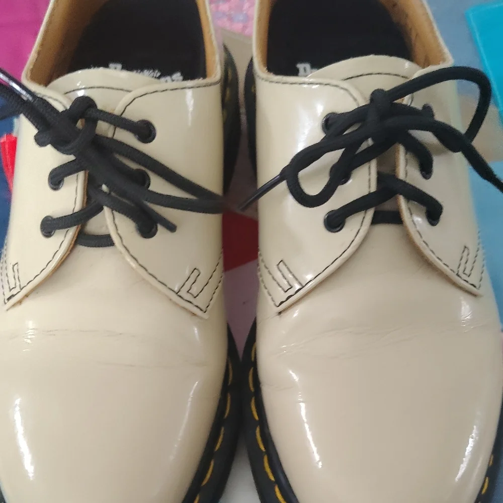 Dr. Martens 1461 Cream Patent 3-Eye Oxford with Black Laces - Picture 4 of 7